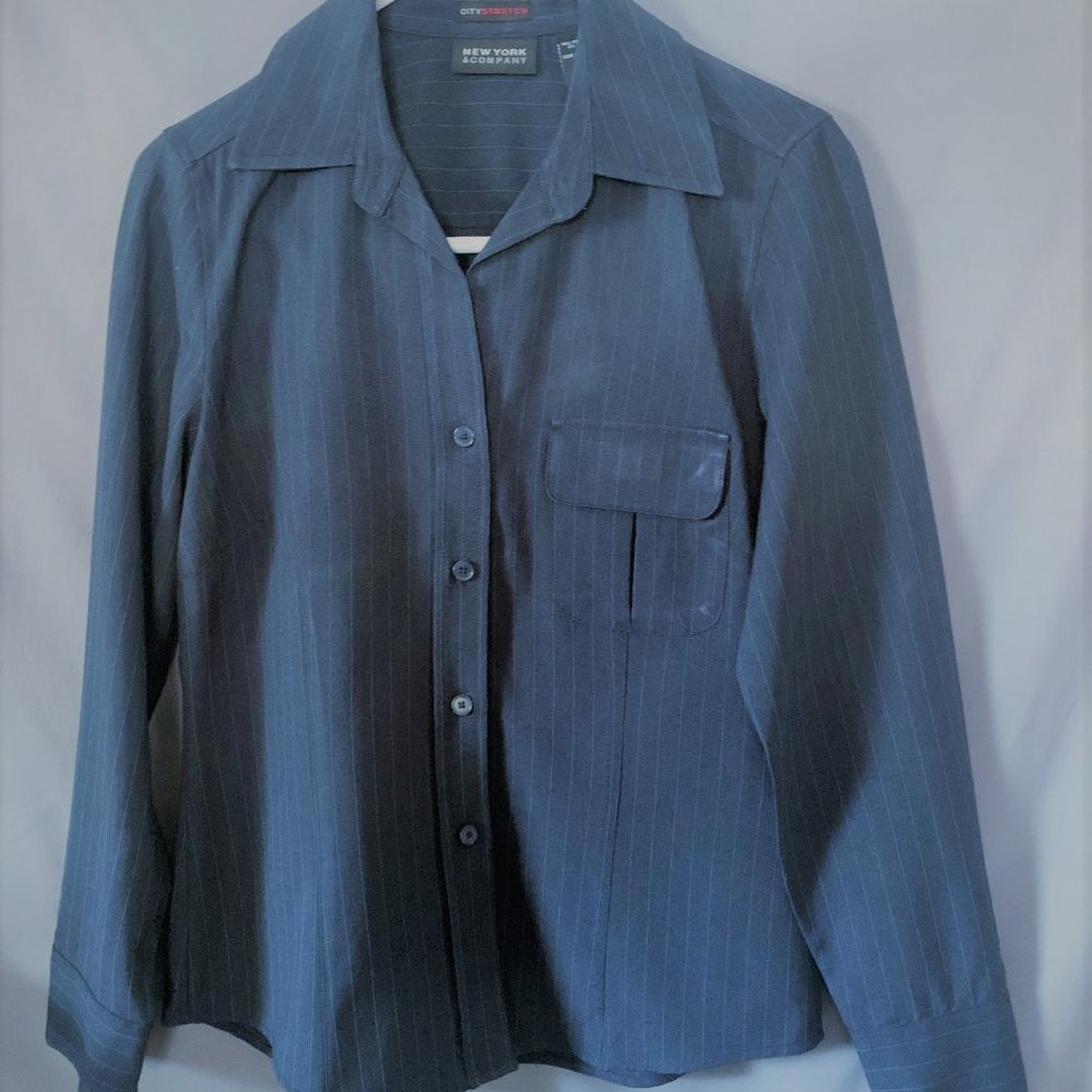 WOMANS TOP AND PANTS TOGETHER BLUE PIN STRIPE SIZE 4 FOR THE PANTS AND SMALL FOR